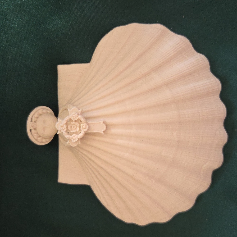 Flora Angelica Grace Angel Ornament/Fgurine 1998. Made in the USA.